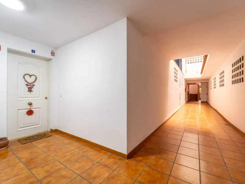 Located in a quiet residential area of Las Lagunas de Mijas, within the well-known Edificio El Alberó, this ground floor apartment stands out for its excellent location, comfort, and privacy. Situated directly in front of Parque Andalucía, it offers a gre