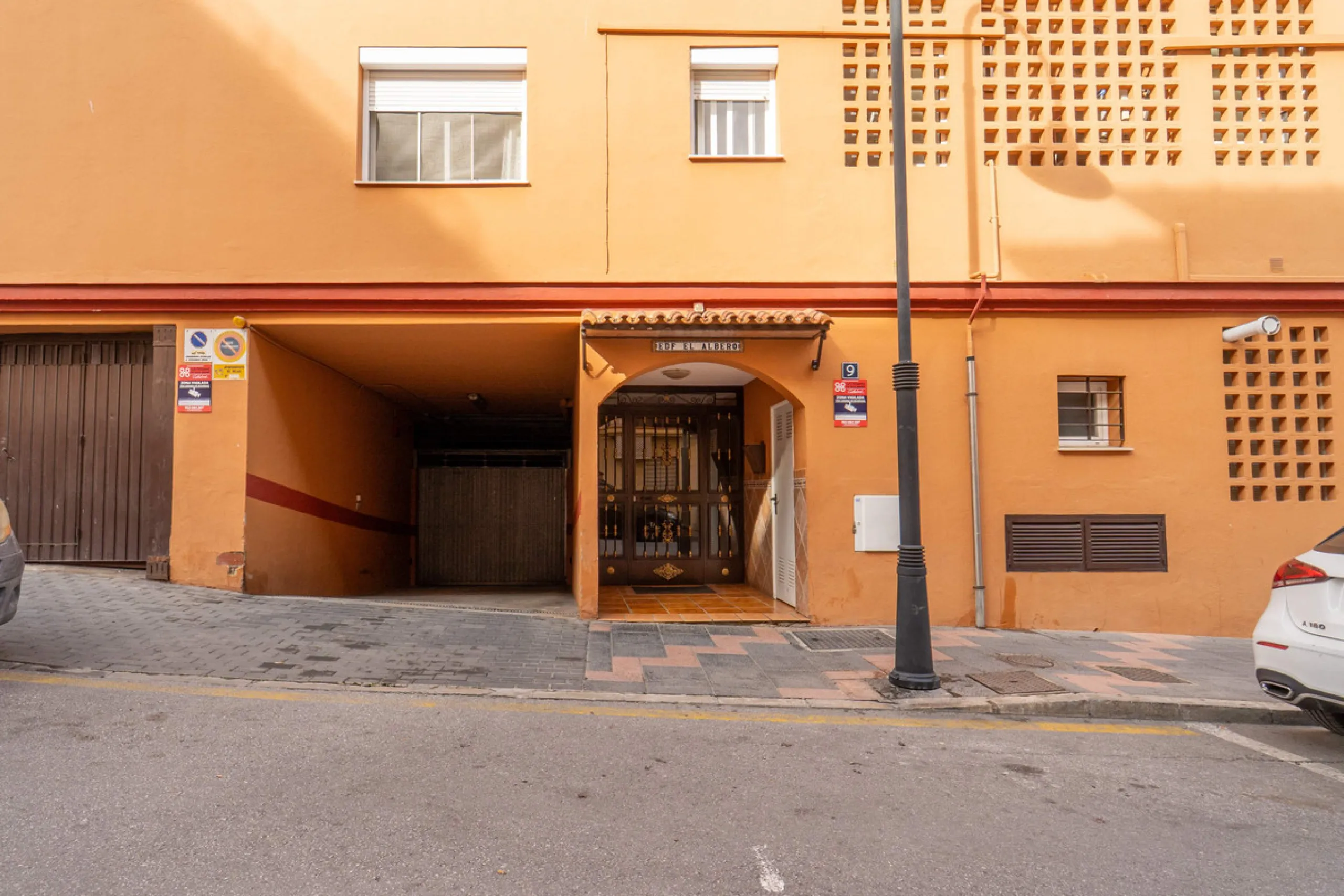 Located in a quiet residential area of Las Lagunas de Mijas, within the well-known Edificio El Alberó, this ground floor apartment stands out for its excellent location, comfort, and privacy. Situated directly in front of Parque Andalucía, it offers a gre