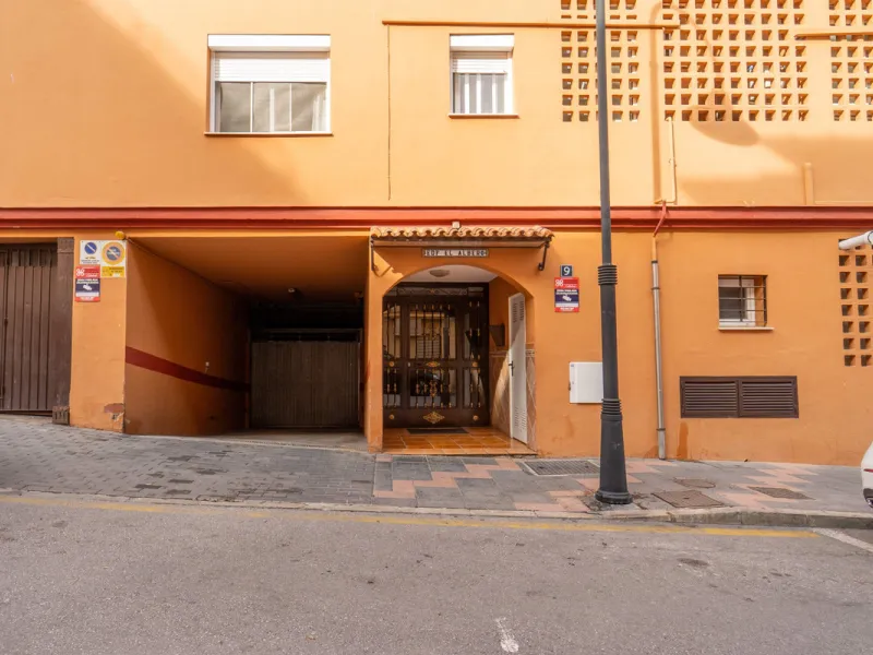 Located in a quiet residential area of Las Lagunas de Mijas, within the well-known Edificio El Alberó, this ground floor apartment stands out for its excellent location, comfort, and privacy. Situated directly in front of Parque Andalucía, it offers a gre