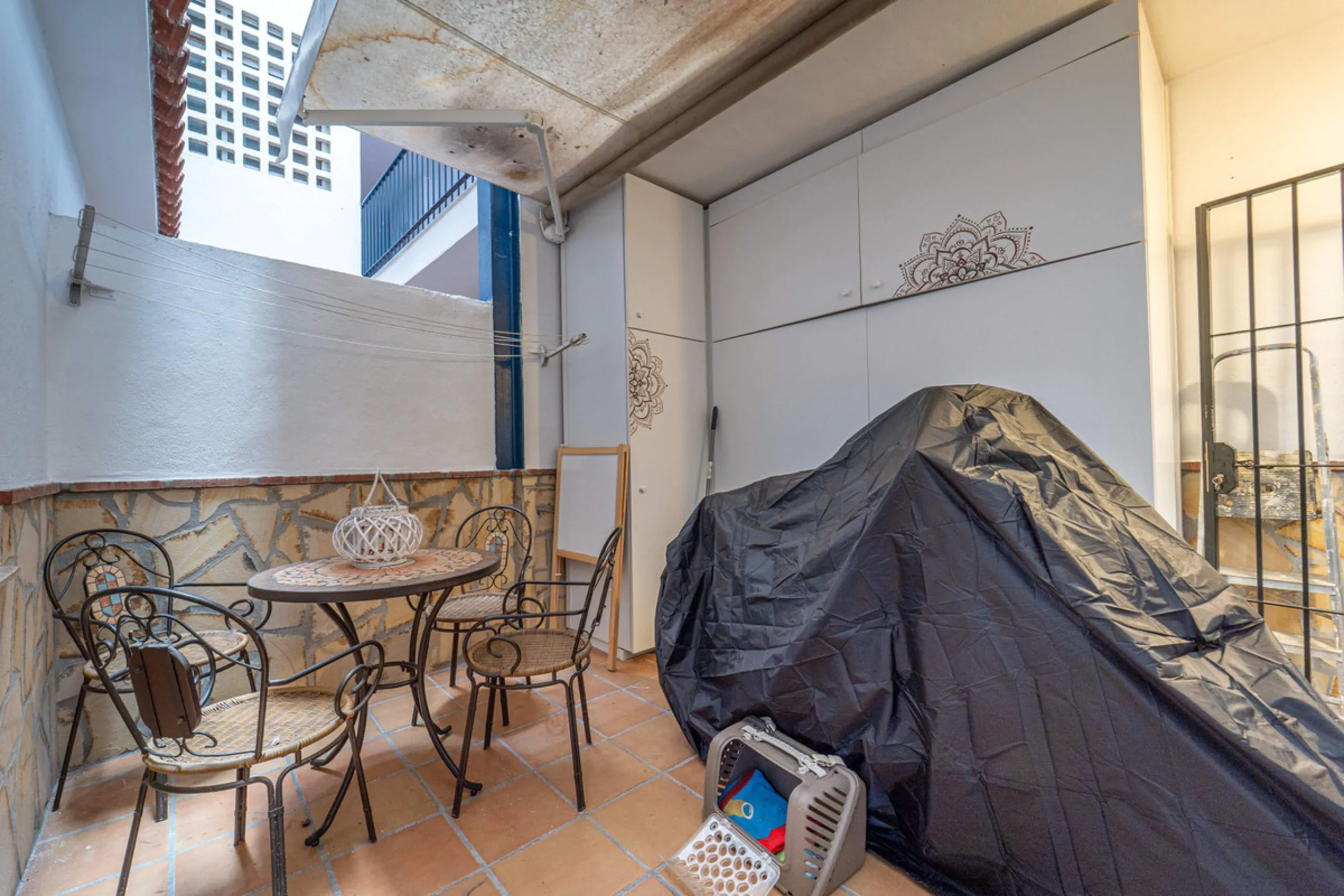 Located in a quiet residential area of Las Lagunas de Mijas, within the well-known Edificio El Alberó, this ground floor apartment stands out for its excellent location, comfort, and privacy. Situated directly in front of Parque Andalucía, it offers a gre