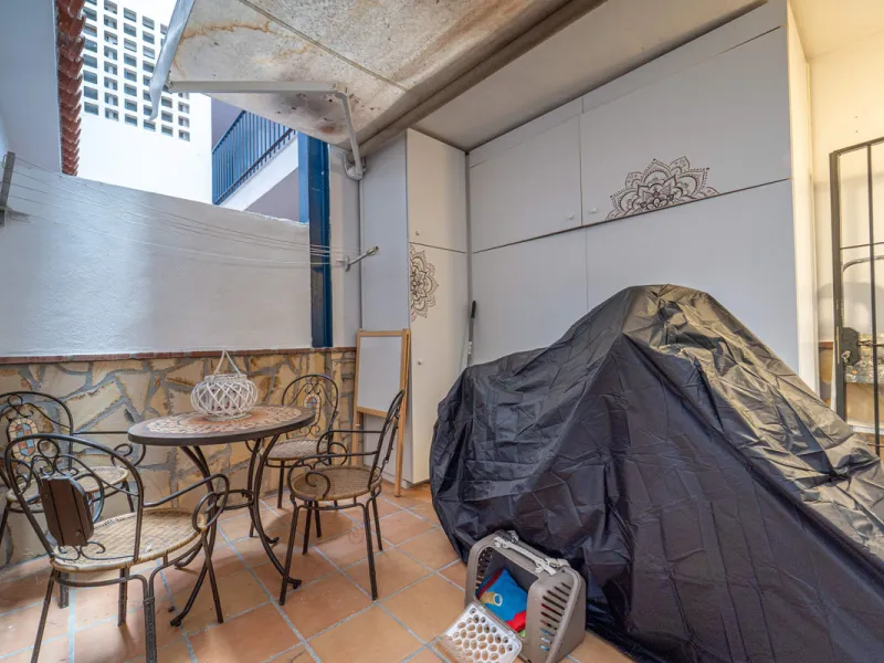 Located in a quiet residential area of Las Lagunas de Mijas, within the well-known Edificio El Alberó, this ground floor apartment stands out for its excellent location, comfort, and privacy. Situated directly in front of Parque Andalucía, it offers a gre