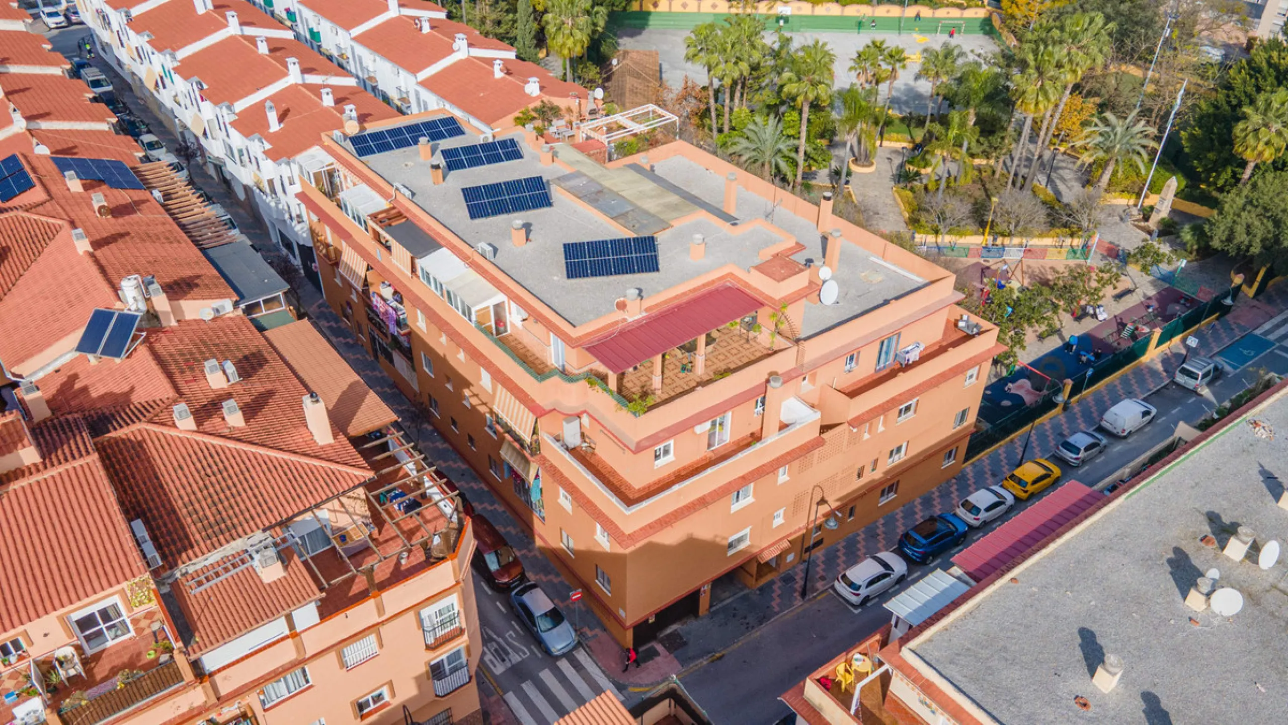 Located in a quiet residential area of Las Lagunas de Mijas, within the well-known Edificio El Alberó, this ground floor apartment stands out for its excellent location, comfort, and privacy. Situated directly in front of Parque Andalucía, it offers a gre