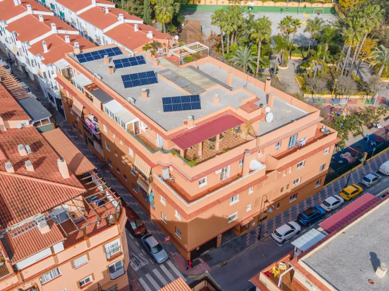 Located in a quiet residential area of Las Lagunas de Mijas, within the well-known Edificio El Alberó, this ground floor apartment stands out for its excellent location, comfort, and privacy. Situated directly in front of Parque Andalucía, it offers a gre