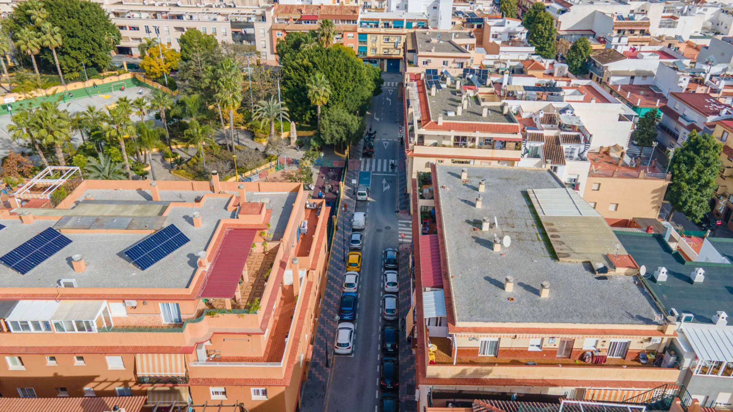 Located in a quiet residential area of Las Lagunas de Mijas, within the well-known Edificio El Alberó, this ground floor apartment stands out for its excellent location, comfort, and privacy. Situated directly in front of Parque Andalucía, it offers a gre