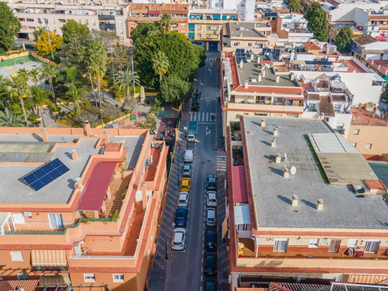 Located in a quiet residential area of Las Lagunas de Mijas, within the well-known Edificio El Alberó, this ground floor apartment stands out for its excellent location, comfort, and privacy. Situated directly in front of Parque Andalucía, it offers a gre