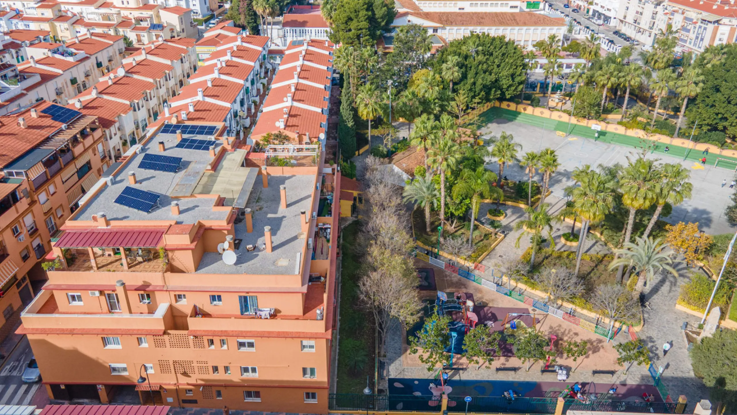 Located in a quiet residential area of Las Lagunas de Mijas, within the well-known Edificio El Alberó, this ground floor apartment stands out for its excellent location, comfort, and privacy. Situated directly in front of Parque Andalucía, it offers a gre
