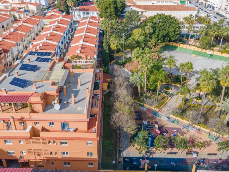 Located in a quiet residential area of Las Lagunas de Mijas, within the well-known Edificio El Alberó, this ground floor apartment stands out for its excellent location, comfort, and privacy. Situated directly in front of Parque Andalucía, it offers a gre