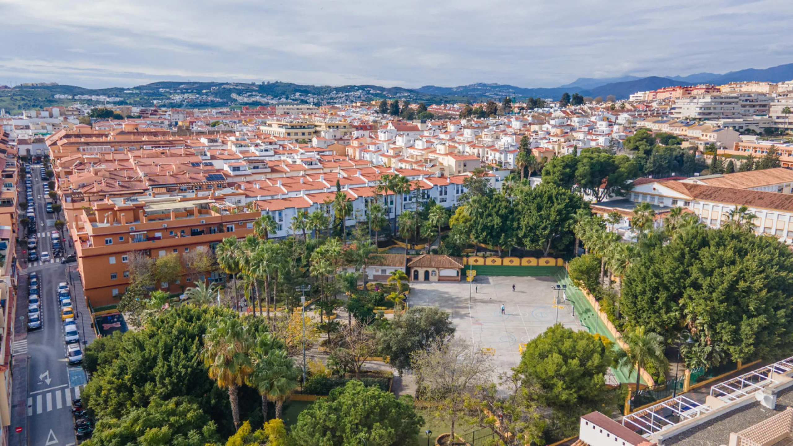 Located in a quiet residential area of Las Lagunas de Mijas, within the well-known Edificio El Alberó, this ground floor apartment stands out for its excellent location, comfort, and privacy. Situated directly in front of Parque Andalucía, it offers a gre