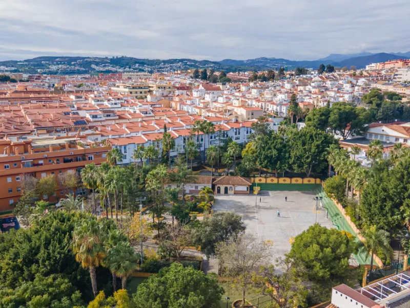 Located in a quiet residential area of Las Lagunas de Mijas, within the well-known Edificio El Alberó, this ground floor apartment stands out for its excellent location, comfort, and privacy. Situated directly in front of Parque Andalucía, it offers a gre