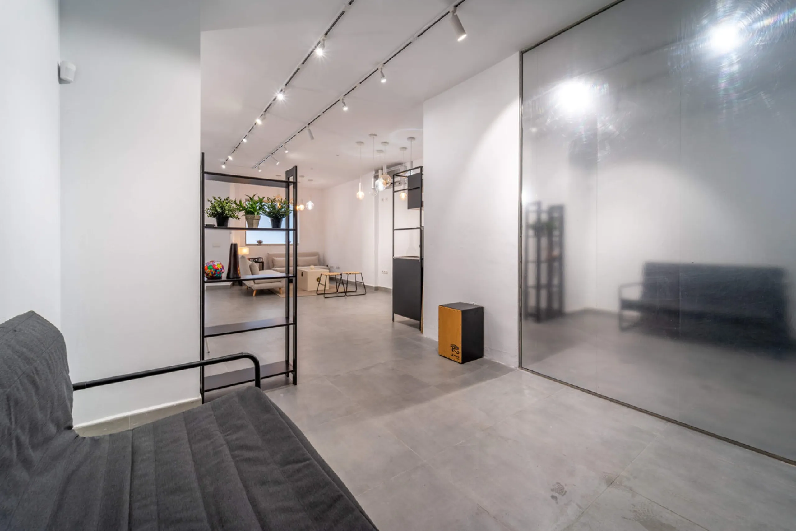 Renovated property for sale in the heart of Marbella, located in a prime area surrounded by all amenities: shops, restaurants, public transport, and leisure areas. Just 600 metres from the beach, offering the perfect Mediterranean lifestyle with everythin