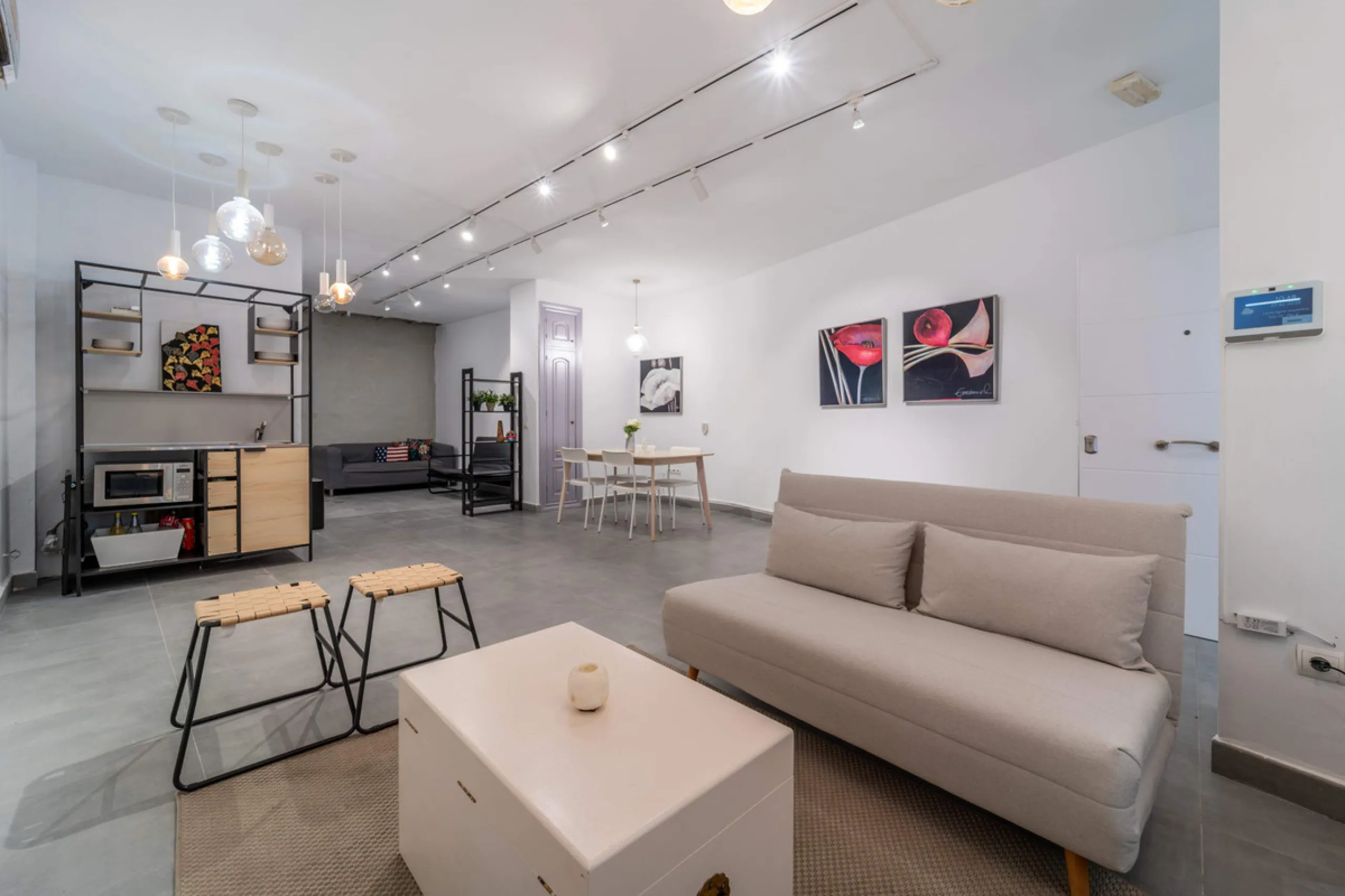 Renovated property for sale in the heart of Marbella, located in a prime area surrounded by all amenities: shops, restaurants, public transport, and leisure areas. Just 600 metres from the beach, offering the perfect Mediterranean lifestyle with everythin