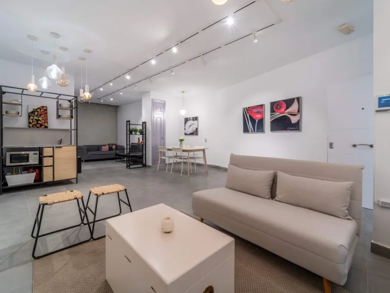 Renovated property for sale in the heart of Marbella, located in a prime area surrounded by all amenities: shops, restaurants, public transport, and leisure areas. Just 600 metres from the beach, offering the perfect Mediterranean lifestyle with everythin