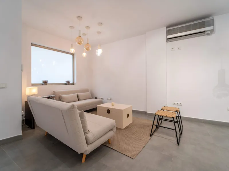 Renovated property for sale in the heart of Marbella, located in a prime area surrounded by all amenities: shops, restaurants, public transport, and leisure areas. Just 600 metres from the beach, offering the perfect Mediterranean lifestyle with everythin