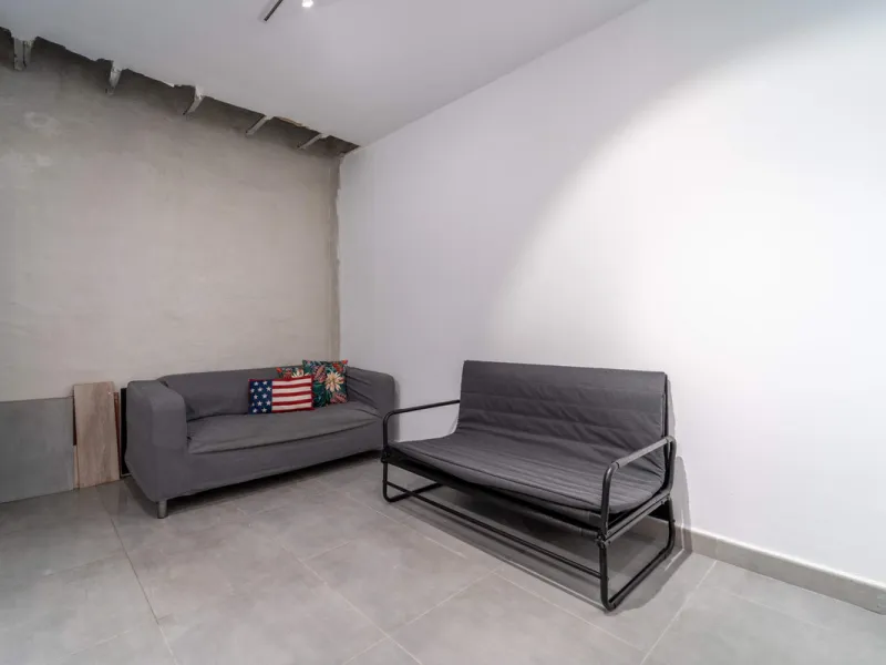 Renovated property for sale in the heart of Marbella, located in a prime area surrounded by all amenities: shops, restaurants, public transport, and leisure areas. Just 600 metres from the beach, offering the perfect Mediterranean lifestyle with everythin