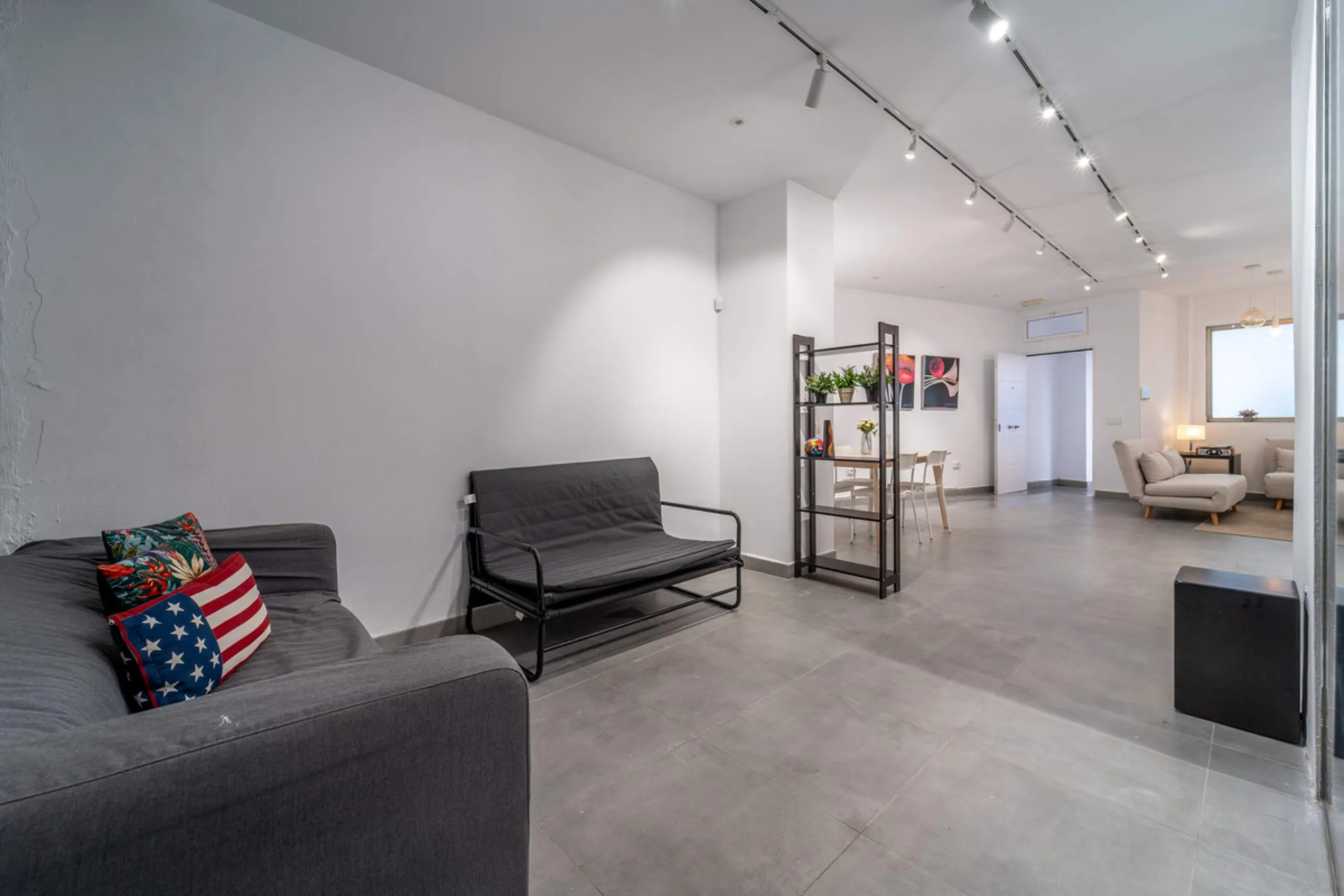 Renovated property for sale in the heart of Marbella, located in a prime area surrounded by all amenities: shops, restaurants, public transport, and leisure areas. Just 600 metres from the beach, offering the perfect Mediterranean lifestyle with everythin