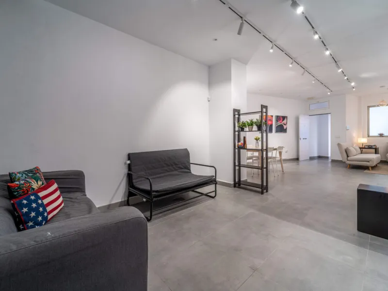 Renovated property for sale in the heart of Marbella, located in a prime area surrounded by all amenities: shops, restaurants, public transport, and leisure areas. Just 600 metres from the beach, offering the perfect Mediterranean lifestyle with everythin