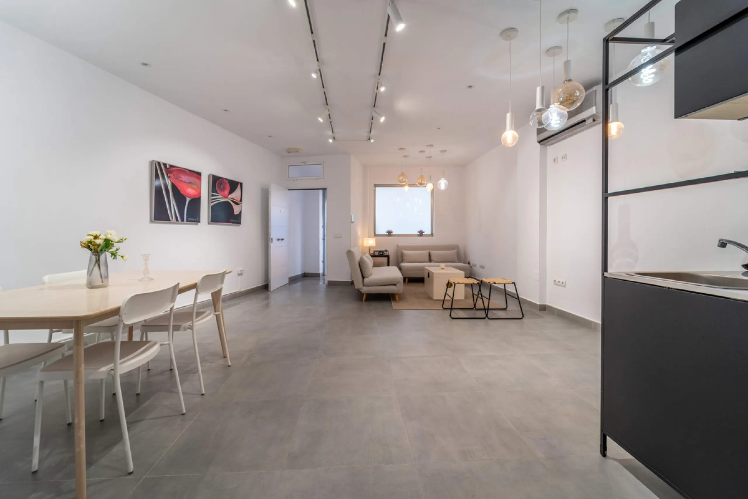 Renovated property for sale in the heart of Marbella, located in a prime area surrounded by all amenities: shops, restaurants, public transport, and leisure areas. Just 600 metres from the beach, offering the perfect Mediterranean lifestyle with everythin