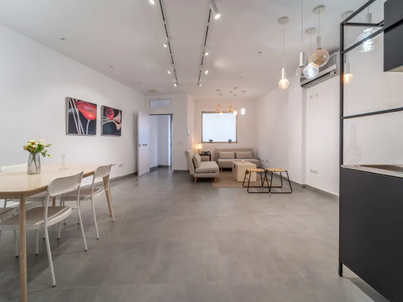 Renovated property for sale in the heart of Marbella, located in a prime area surrounded by all amenities: shops, restaurants, public transport, and leisure areas. Just 600 metres from the beach, offering the perfect Mediterranean lifestyle with everythin