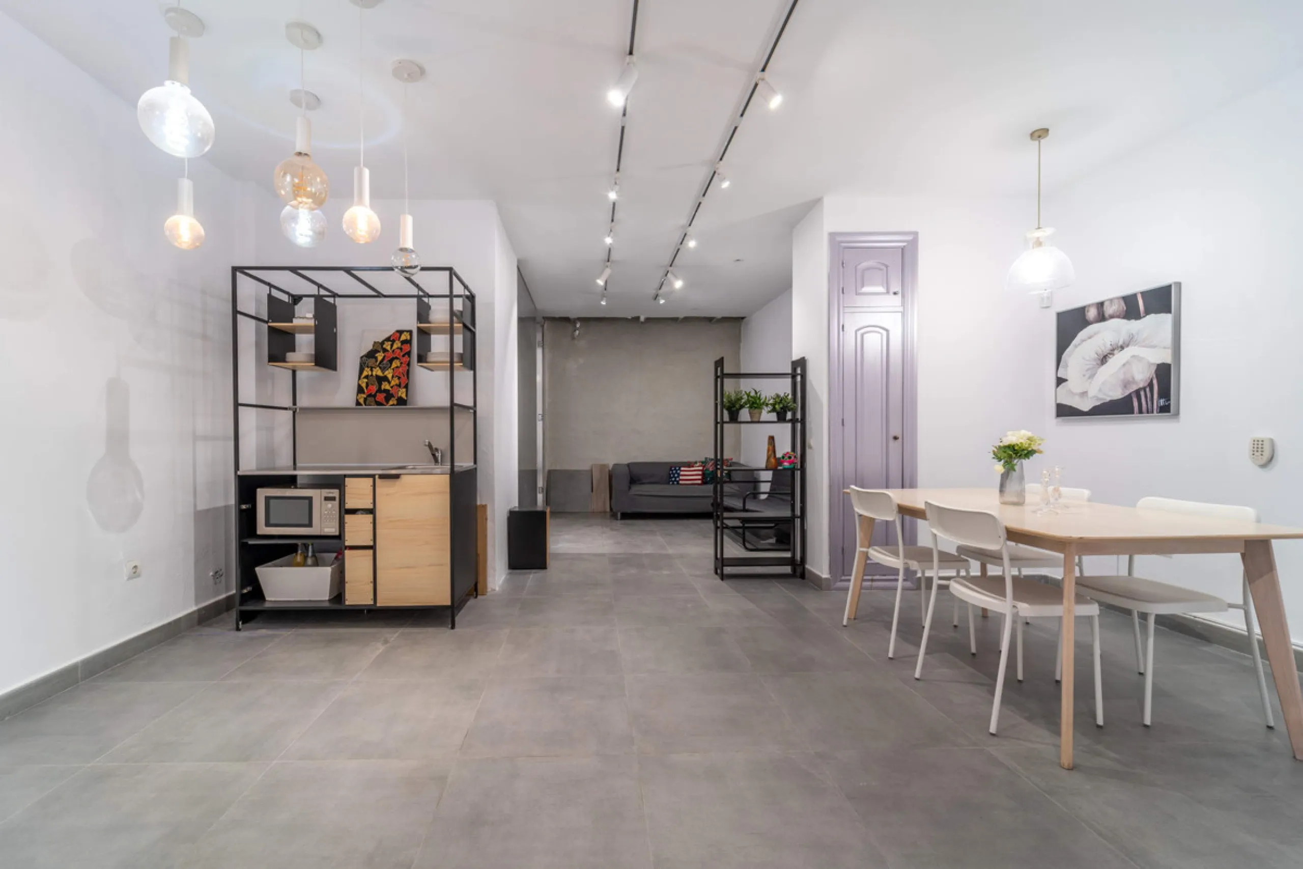 Renovated property for sale in the heart of Marbella, located in a prime area surrounded by all amenities: shops, restaurants, public transport, and leisure areas. Just 600 metres from the beach, offering the perfect Mediterranean lifestyle with everythin