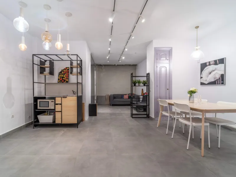 Renovated property for sale in the heart of Marbella, located in a prime area surrounded by all amenities: shops, restaurants, public transport, and leisure areas. Just 600 metres from the beach, offering the perfect Mediterranean lifestyle with everythin