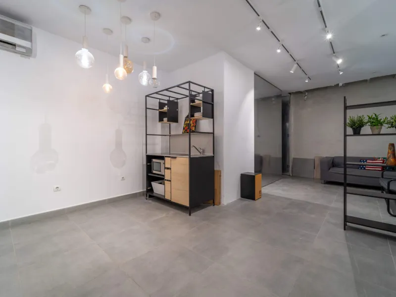 Renovated property for sale in the heart of Marbella, located in a prime area surrounded by all amenities: shops, restaurants, public transport, and leisure areas. Just 600 metres from the beach, offering the perfect Mediterranean lifestyle with everythin