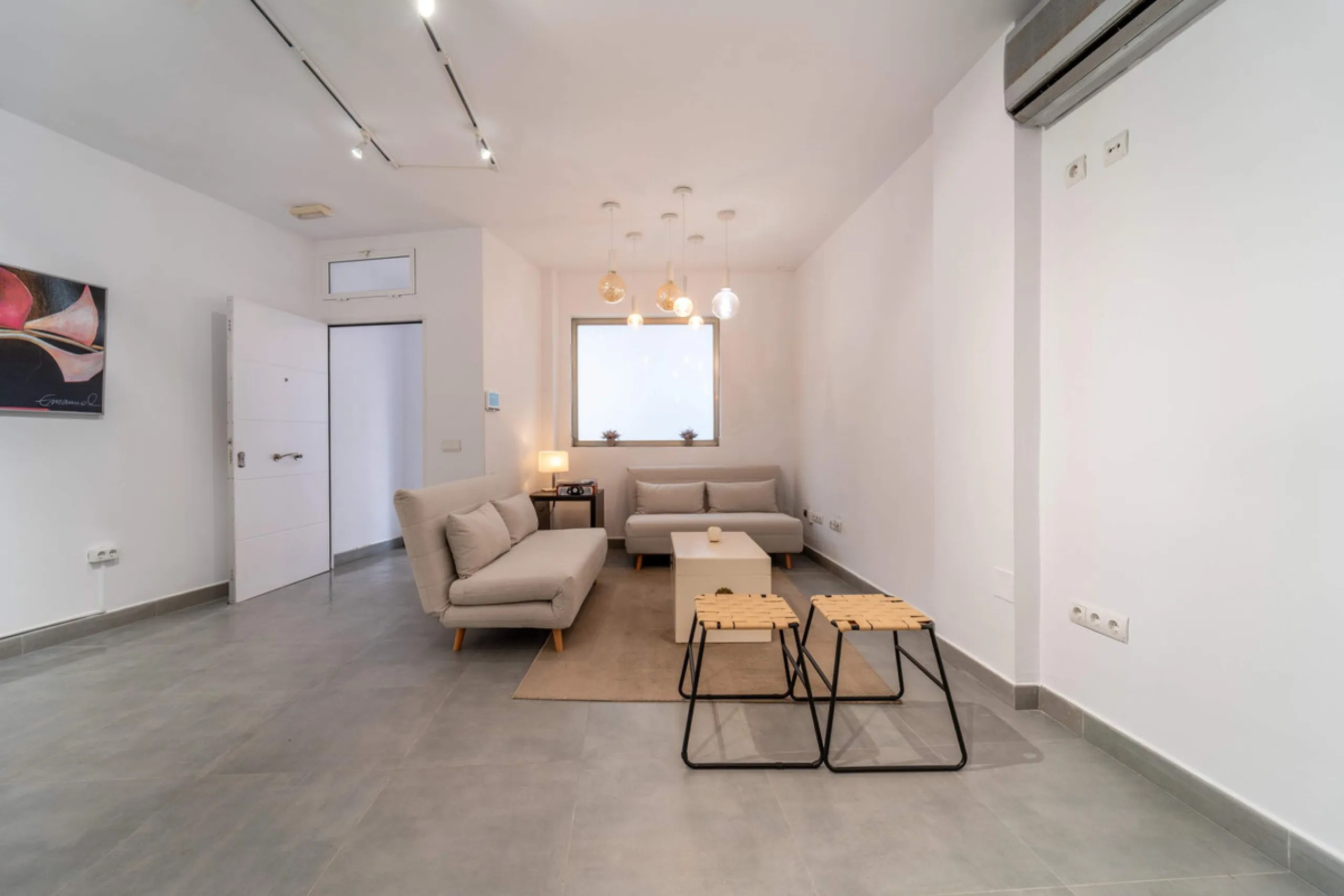 Renovated property for sale in the heart of Marbella, located in a prime area surrounded by all amenities: shops, restaurants, public transport, and leisure areas. Just 600 metres from the beach, offering the perfect Mediterranean lifestyle with everythin