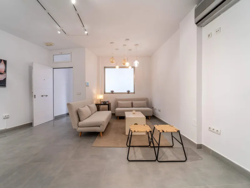 Renovated property for sale in the heart of Marbella, located in a prime area surrounded by all amenities: shops, restaurants, public transport, and leisure areas. Just 600 metres from the beach, offering the perfect Mediterranean lifestyle with everythin