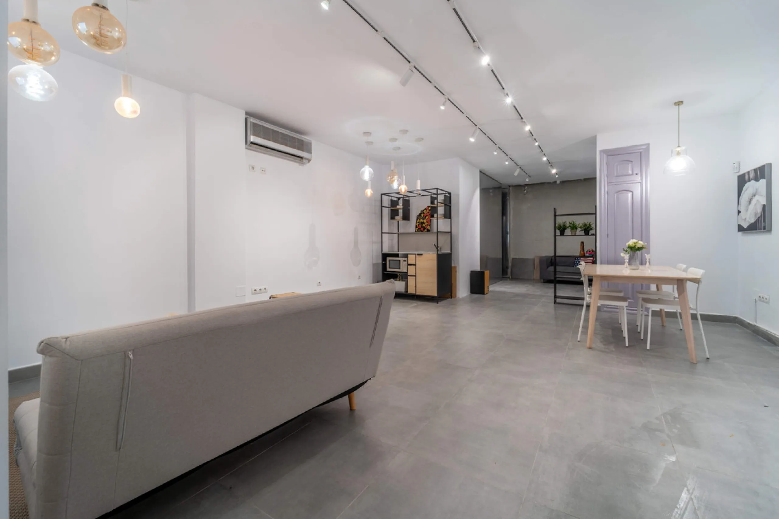 Renovated property for sale in the heart of Marbella, located in a prime area surrounded by all amenities: shops, restaurants, public transport, and leisure areas. Just 600 metres from the beach, offering the perfect Mediterranean lifestyle with everythin