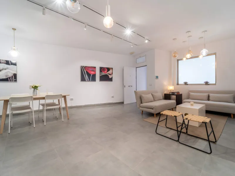 Renovated property for sale in the heart of Marbella, located in a prime area surrounded by all amenities: shops, restaurants, public transport, and leisure areas. Just 600 metres from the beach, offering the perfect Mediterranean lifestyle with everythin