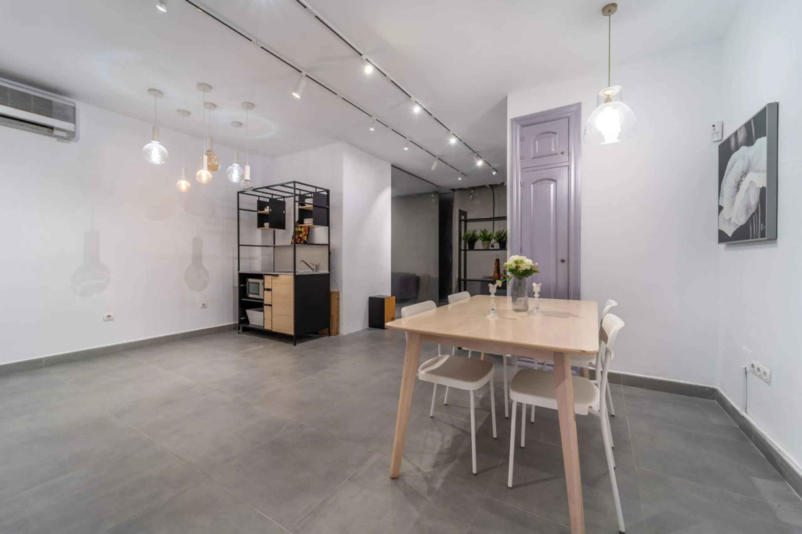 Renovated property for sale in the heart of Marbella, located in a prime area surrounded by all amenities: shops, restaurants, public transport, and leisure areas. Just 600 metres from the beach, offering the perfect Mediterranean lifestyle with everythin