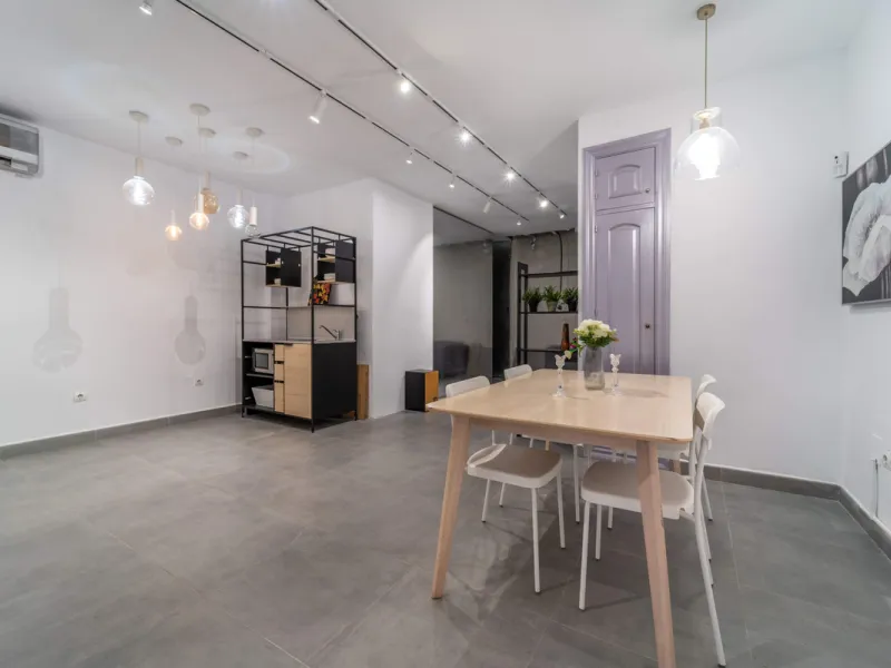 Renovated property for sale in the heart of Marbella, located in a prime area surrounded by all amenities: shops, restaurants, public transport, and leisure areas. Just 600 metres from the beach, offering the perfect Mediterranean lifestyle with everythin
