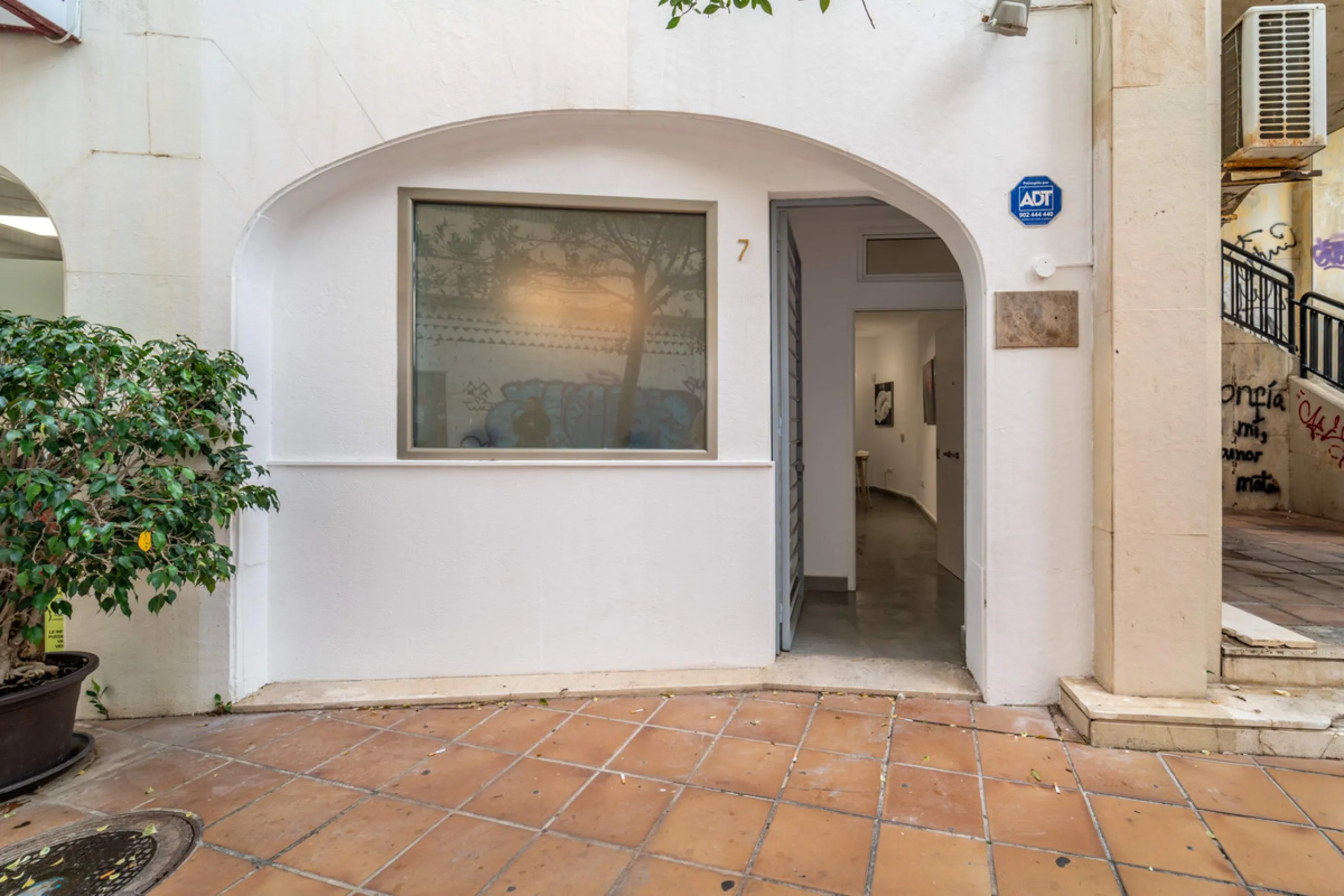 Renovated property for sale in the heart of Marbella, located in a prime area surrounded by all amenities: shops, restaurants, public transport, and leisure areas. Just 600 metres from the beach, offering the perfect Mediterranean lifestyle with everythin