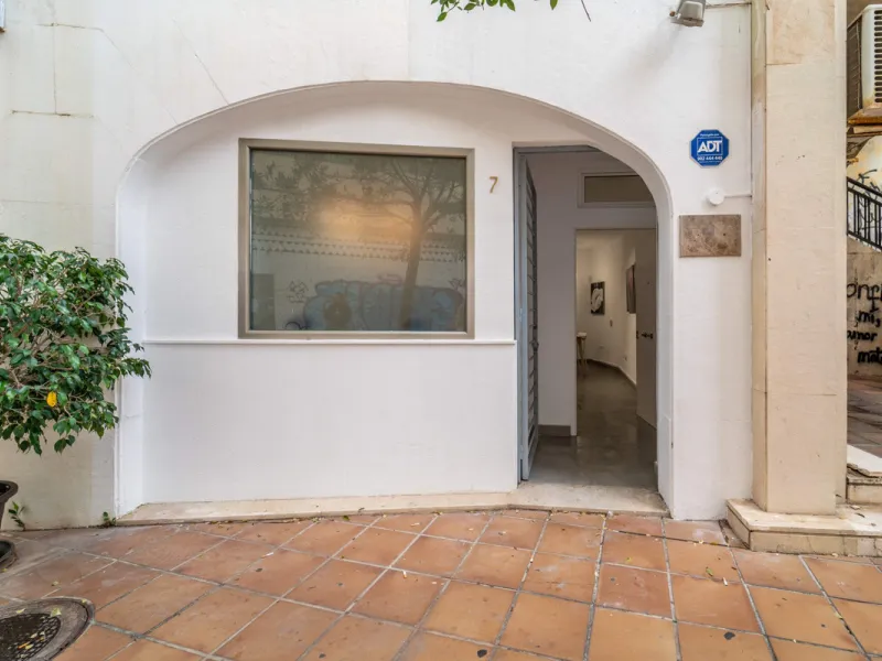 Renovated property for sale in the heart of Marbella, located in a prime area surrounded by all amenities: shops, restaurants, public transport, and leisure areas. Just 600 metres from the beach, offering the perfect Mediterranean lifestyle with everythin