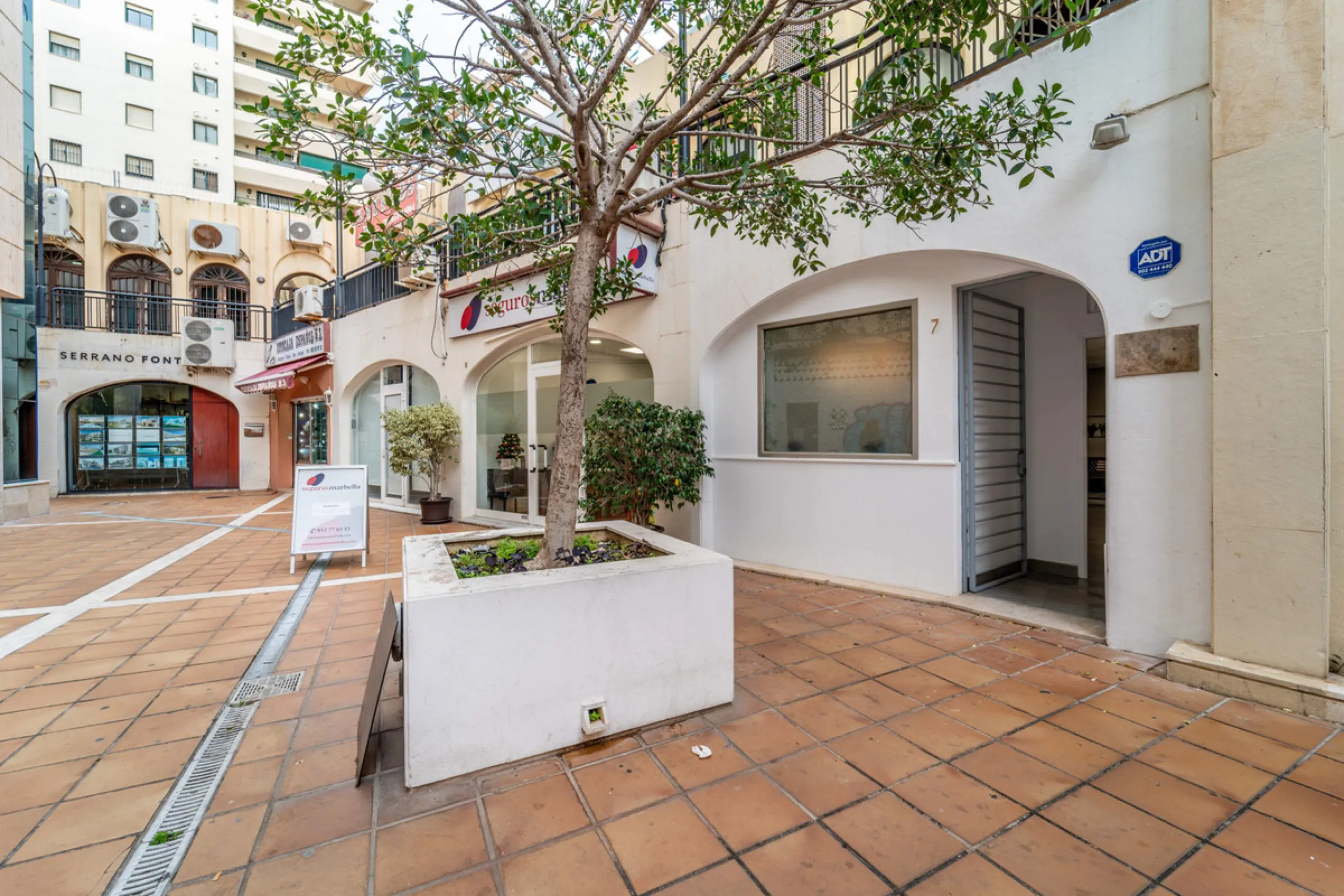 Renovated property for sale in the heart of Marbella, located in a prime area surrounded by all amenities: shops, restaurants, public transport, and leisure areas. Just 600 metres from the beach, offering the perfect Mediterranean lifestyle with everythin