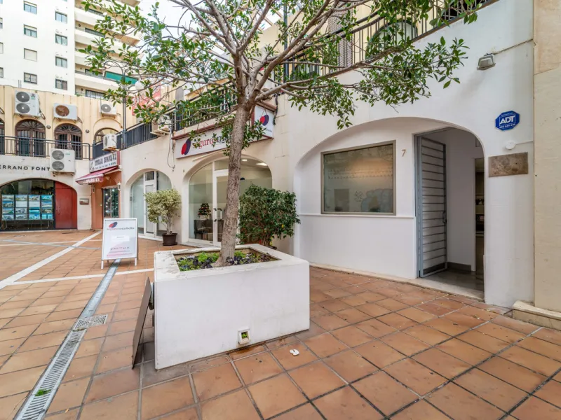 Renovated property for sale in the heart of Marbella, located in a prime area surrounded by all amenities: shops, restaurants, public transport, and leisure areas. Just 600 metres from the beach, offering the perfect Mediterranean lifestyle with everythin