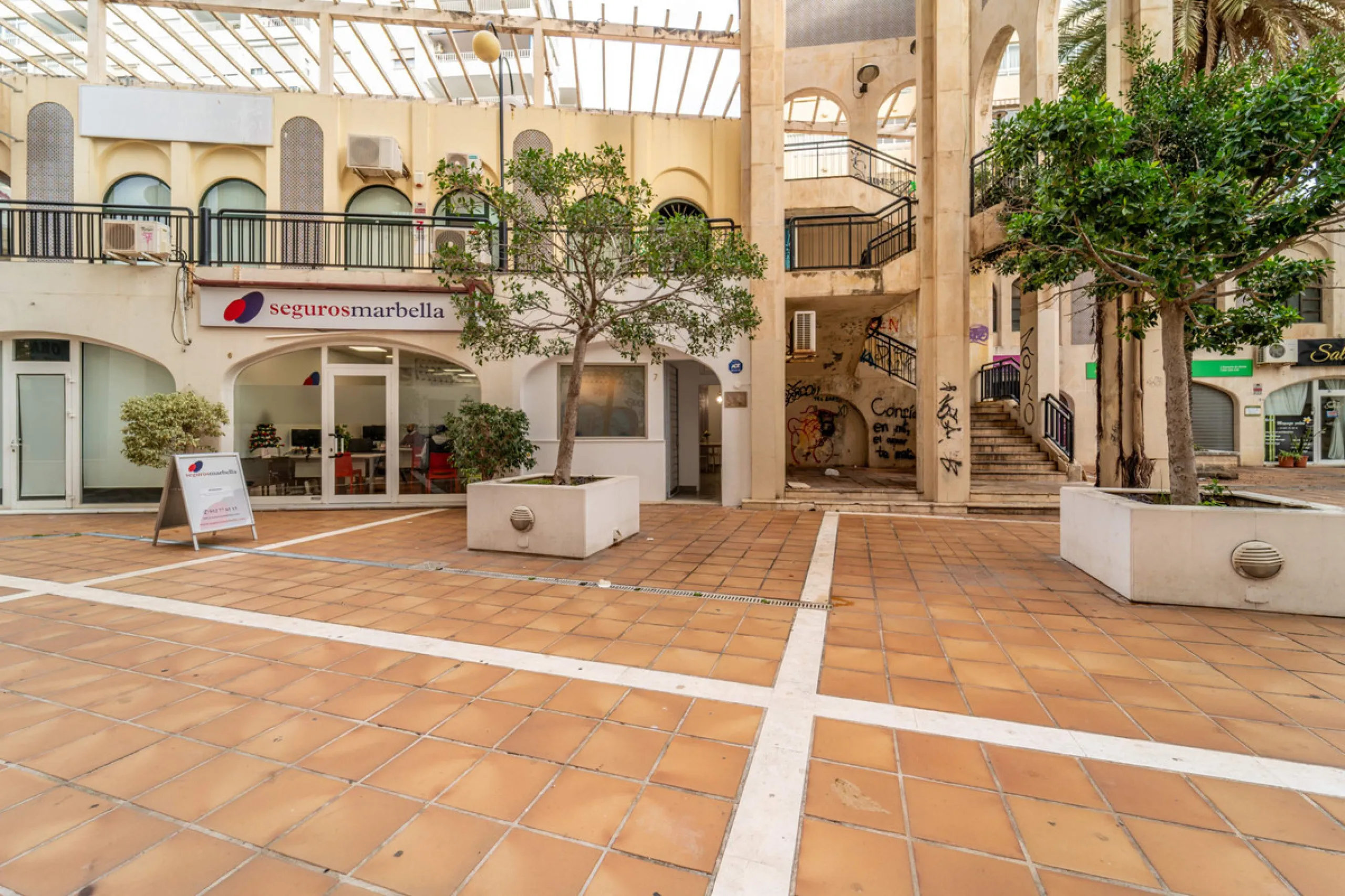 Renovated property for sale in the heart of Marbella, located in a prime area surrounded by all amenities: shops, restaurants, public transport, and leisure areas. Just 600 metres from the beach, offering the perfect Mediterranean lifestyle with everythin