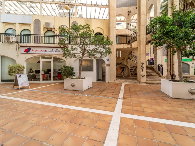Renovated property for sale in the heart of Marbella, located in a prime area surrounded by all amenities: shops, restaurants, public transport, and leisure areas. Just 600 metres from the beach, offering the perfect Mediterranean lifestyle with everythin