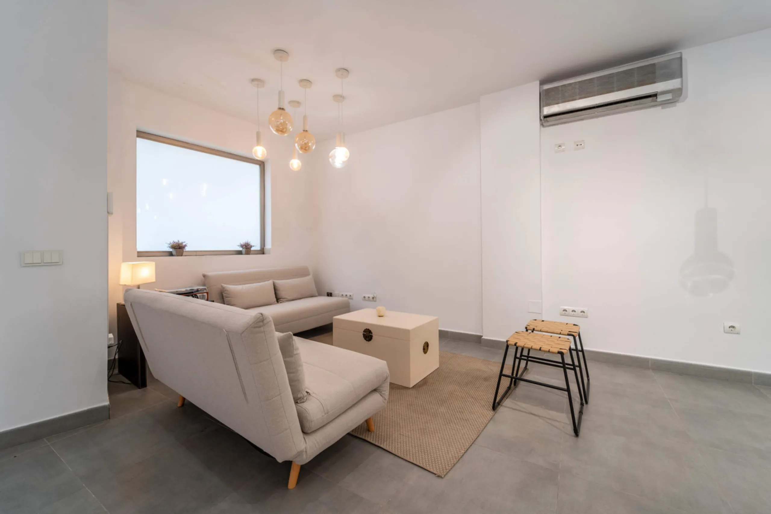 Renovated property for sale in the heart of Marbella, located in a prime area surrounded by all amenities: shops, restaurants, public transport, and leisure areas. Just 600 metres from the beach, offering the perfect Mediterranean lifestyle with everythin