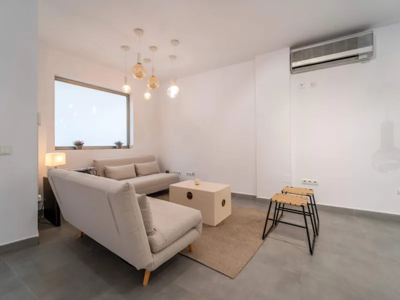 Renovated property for sale in the heart of Marbella, located in a prime area surrounded by all amenities: shops, restaurants, public transport, and leisure areas. Just 600 metres from the beach, offering the perfect Mediterranean lifestyle with everythin