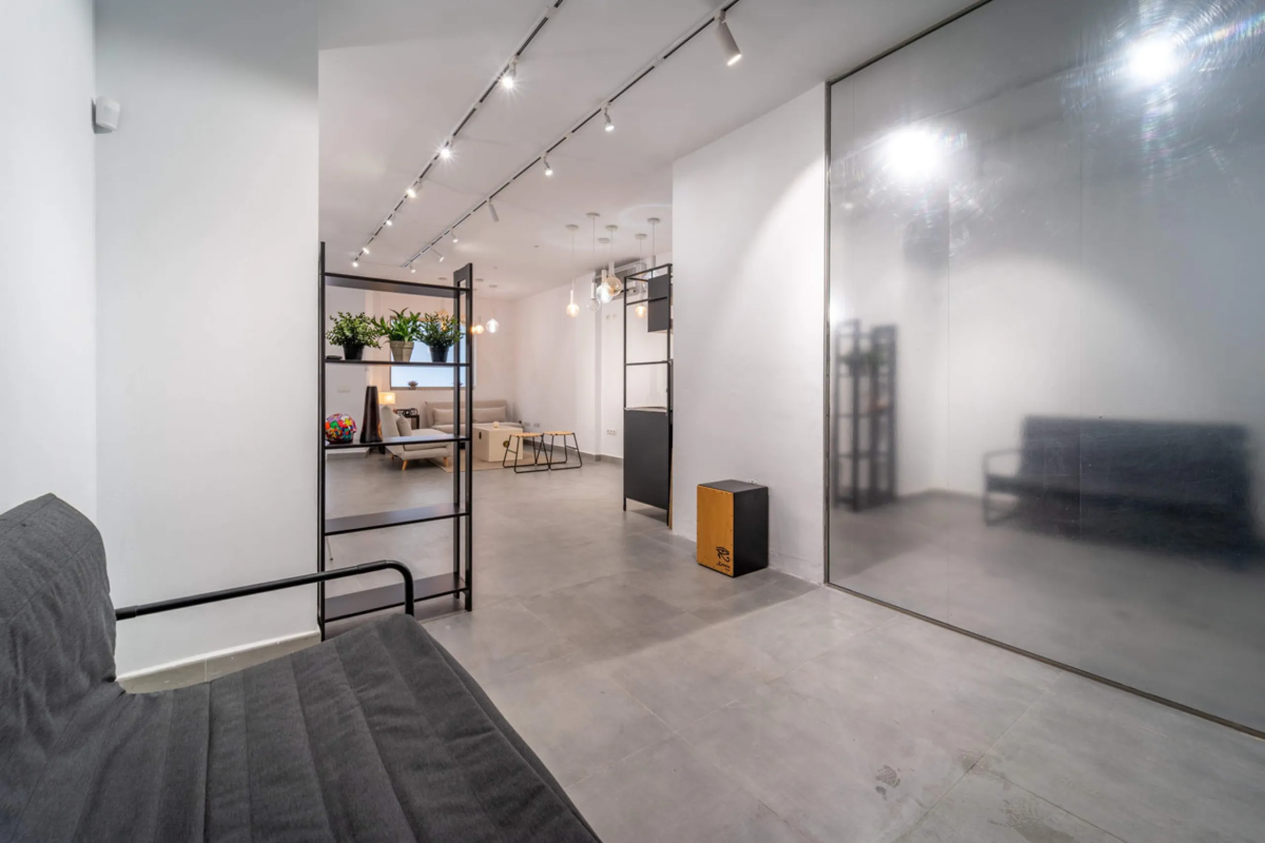 Renovated property for sale in the heart of Marbella, located in a prime area surrounded by all amenities: shops, restaurants, public transport, and leisure areas. Just 600 metres from the beach, offering the perfect Mediterranean lifestyle with everythin