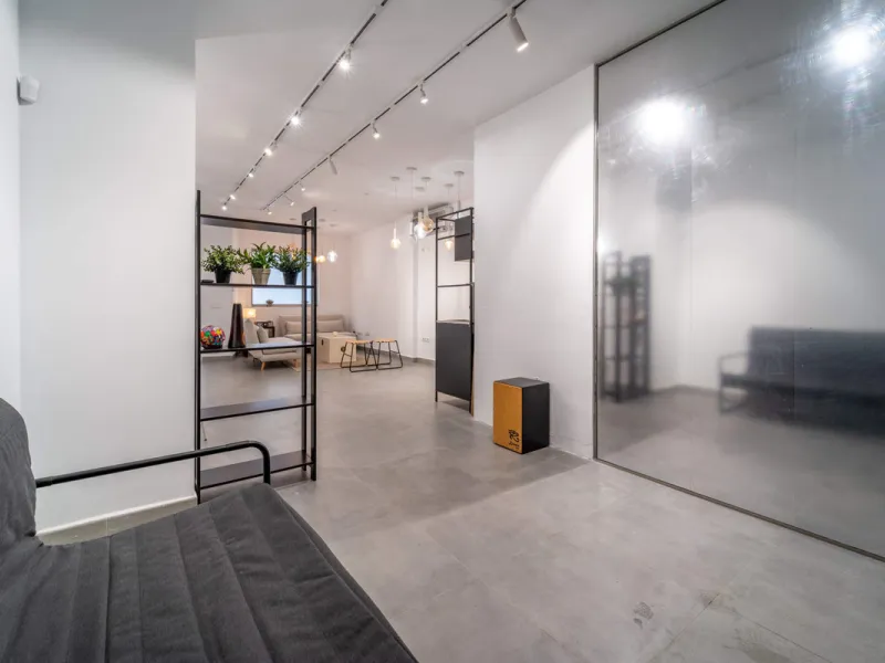 Renovated property for sale in the heart of Marbella, located in a prime area surrounded by all amenities: shops, restaurants, public transport, and leisure areas. Just 600 metres from the beach, offering the perfect Mediterranean lifestyle with everythin