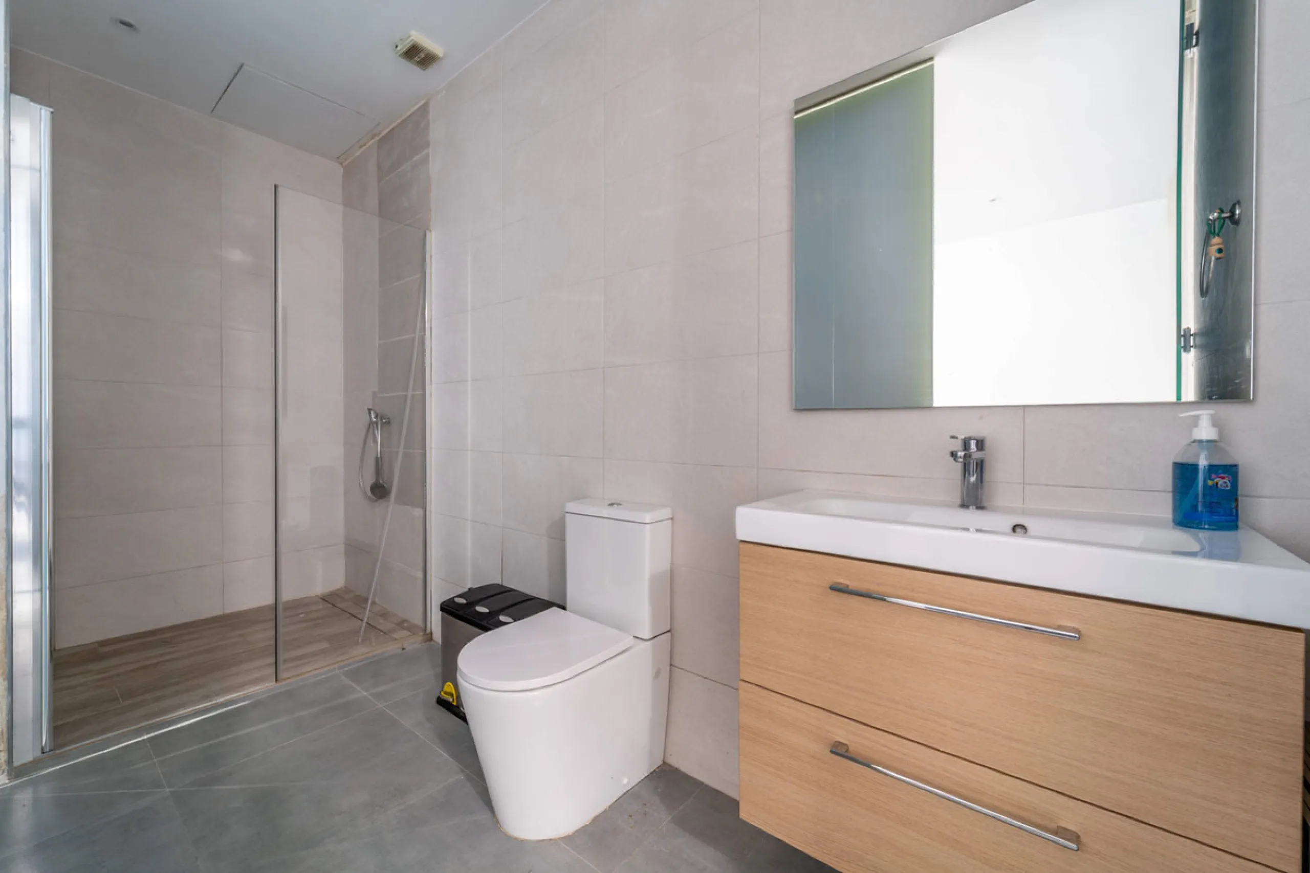 Renovated property for sale in the heart of Marbella, located in a prime area surrounded by all amenities: shops, restaurants, public transport, and leisure areas. Just 600 metres from the beach, offering the perfect Mediterranean lifestyle with everythin
