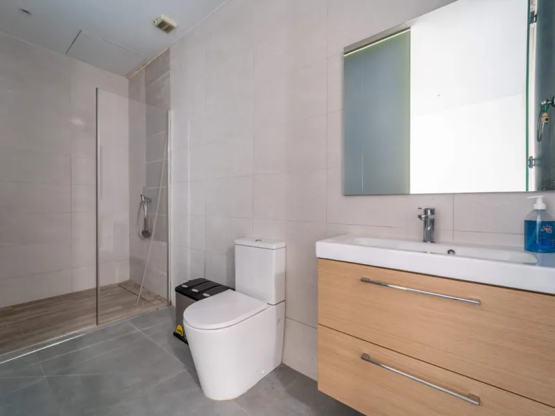 Renovated property for sale in the heart of Marbella, located in a prime area surrounded by all amenities: shops, restaurants, public transport, and leisure areas. Just 600 metres from the beach, offering the perfect Mediterranean lifestyle with everythin