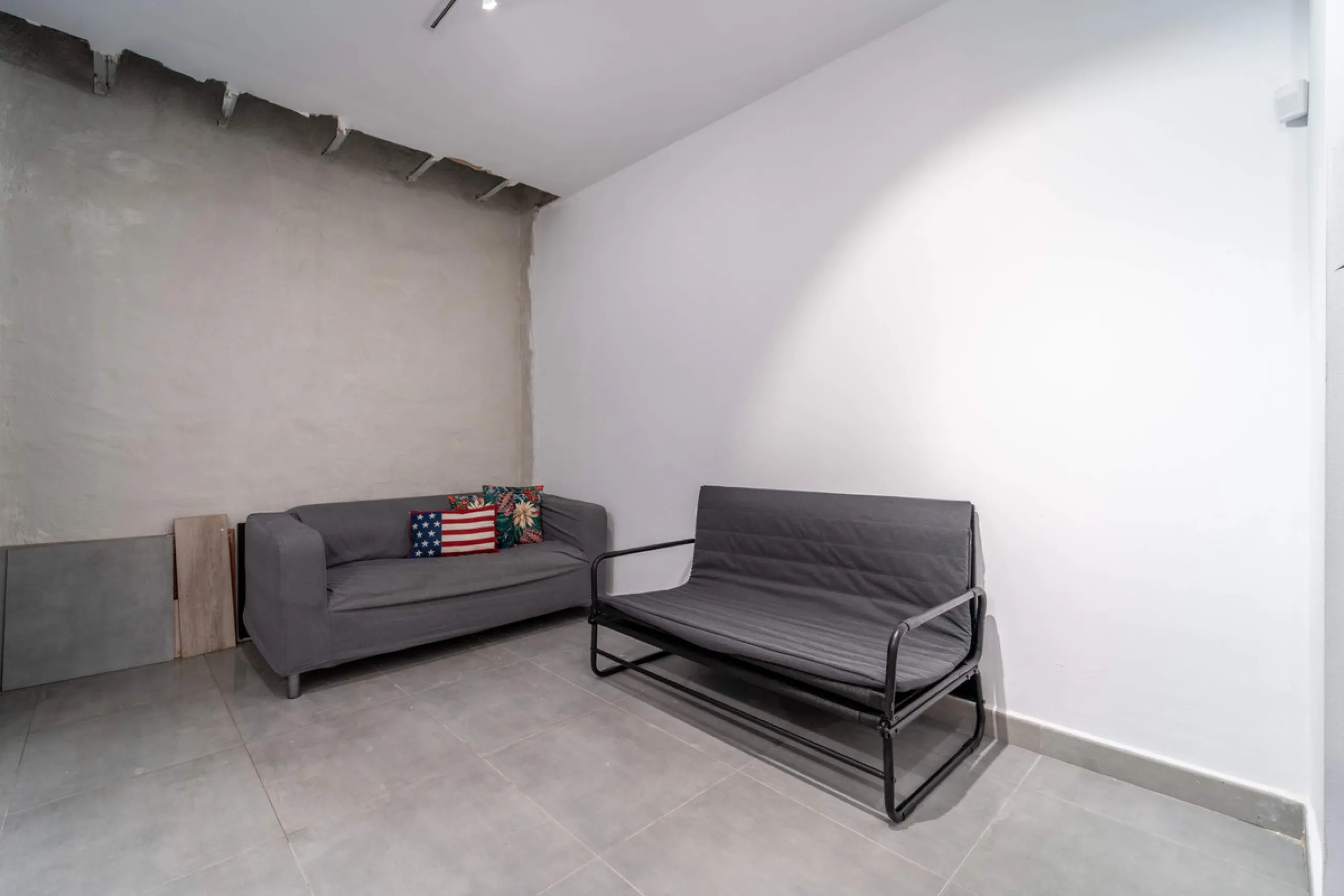 Renovated property for sale in the heart of Marbella, located in a prime area surrounded by all amenities: shops, restaurants, public transport, and leisure areas. Just 600 metres from the beach, offering the perfect Mediterranean lifestyle with everythin