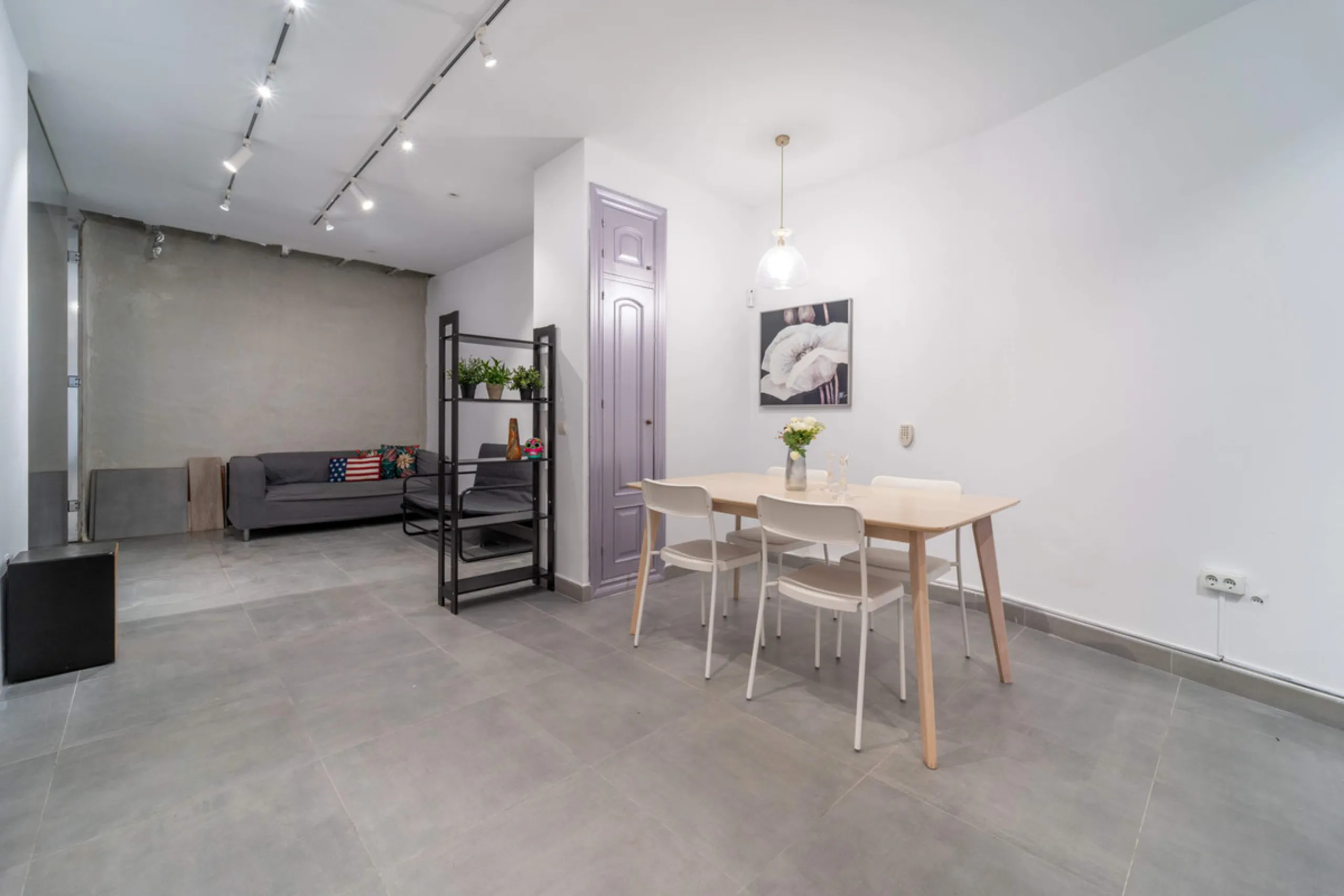 Renovated property for sale in the heart of Marbella, located in a prime area surrounded by all amenities: shops, restaurants, public transport, and leisure areas. Just 600 metres from the beach, offering the perfect Mediterranean lifestyle with everythin