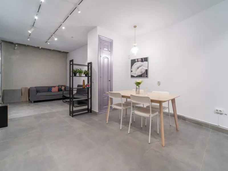 Renovated property for sale in the heart of Marbella, located in a prime area surrounded by all amenities: shops, restaurants, public transport, and leisure areas. Just 600 metres from the beach, offering the perfect Mediterranean lifestyle with everythin