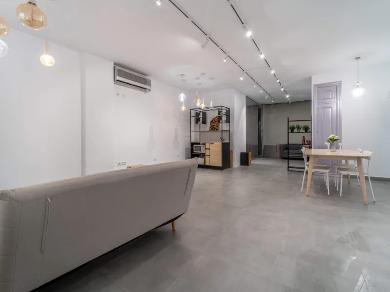Renovated property for sale in the heart of Marbella, located in a prime area surrounded by all amenities: shops, restaurants, public transport, and leisure areas. Just 600 metres from the beach, offering the perfect Mediterranean lifestyle with everythin