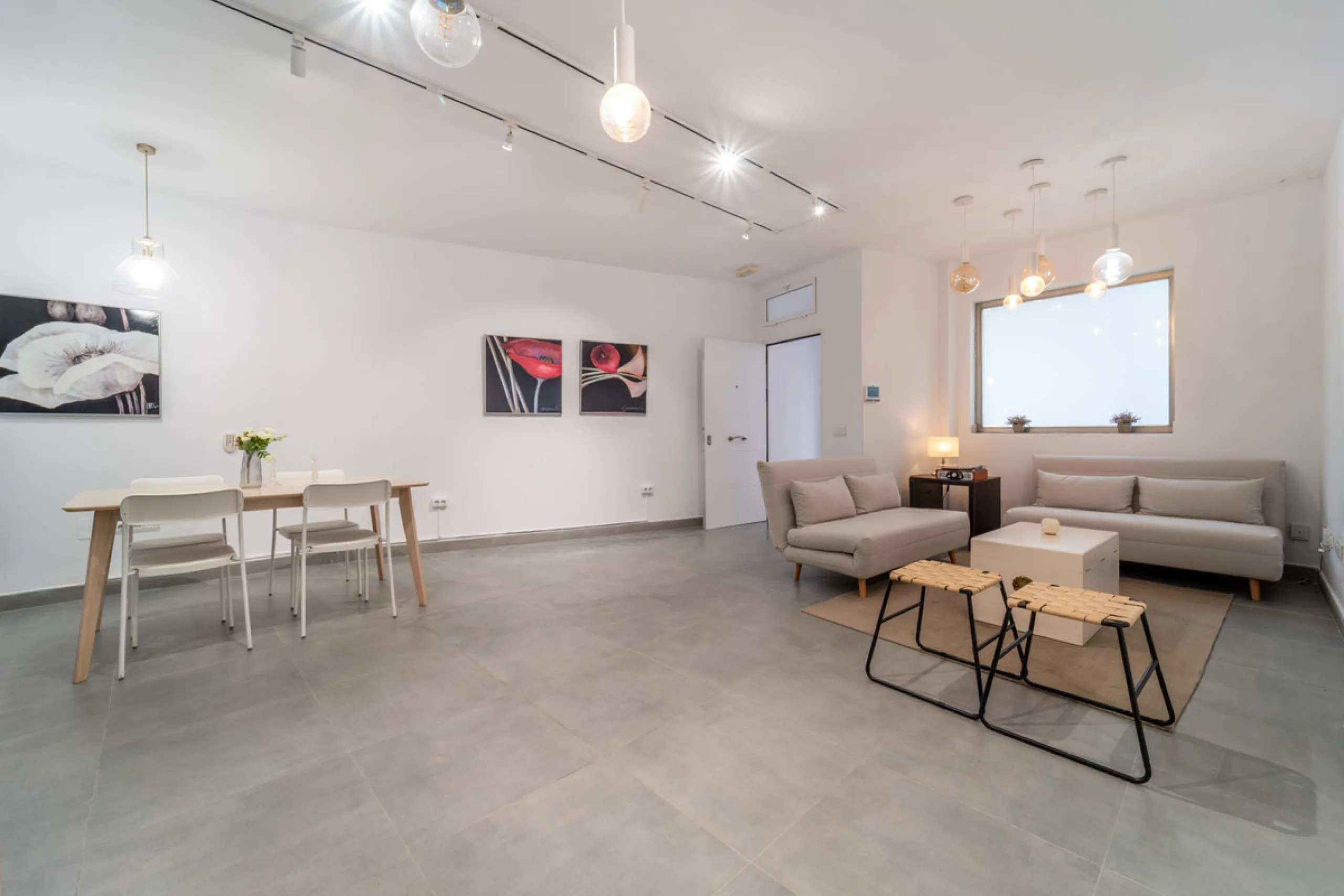 Renovated property for sale in the heart of Marbella, located in a prime area surrounded by all amenities: shops, restaurants, public transport, and leisure areas. Just 600 metres from the beach, offering the perfect Mediterranean lifestyle with everythin