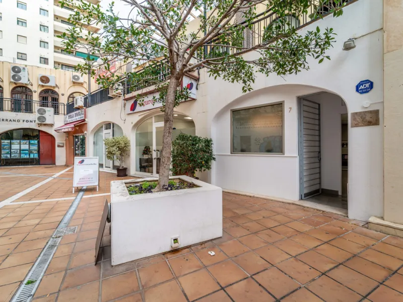 Renovated property for sale in the heart of Marbella, located in a prime area surrounded by all amenities: shops, restaurants, public transport, and leisure areas. Just 600 metres from the beach, offering the perfect Mediterranean lifestyle with everythin