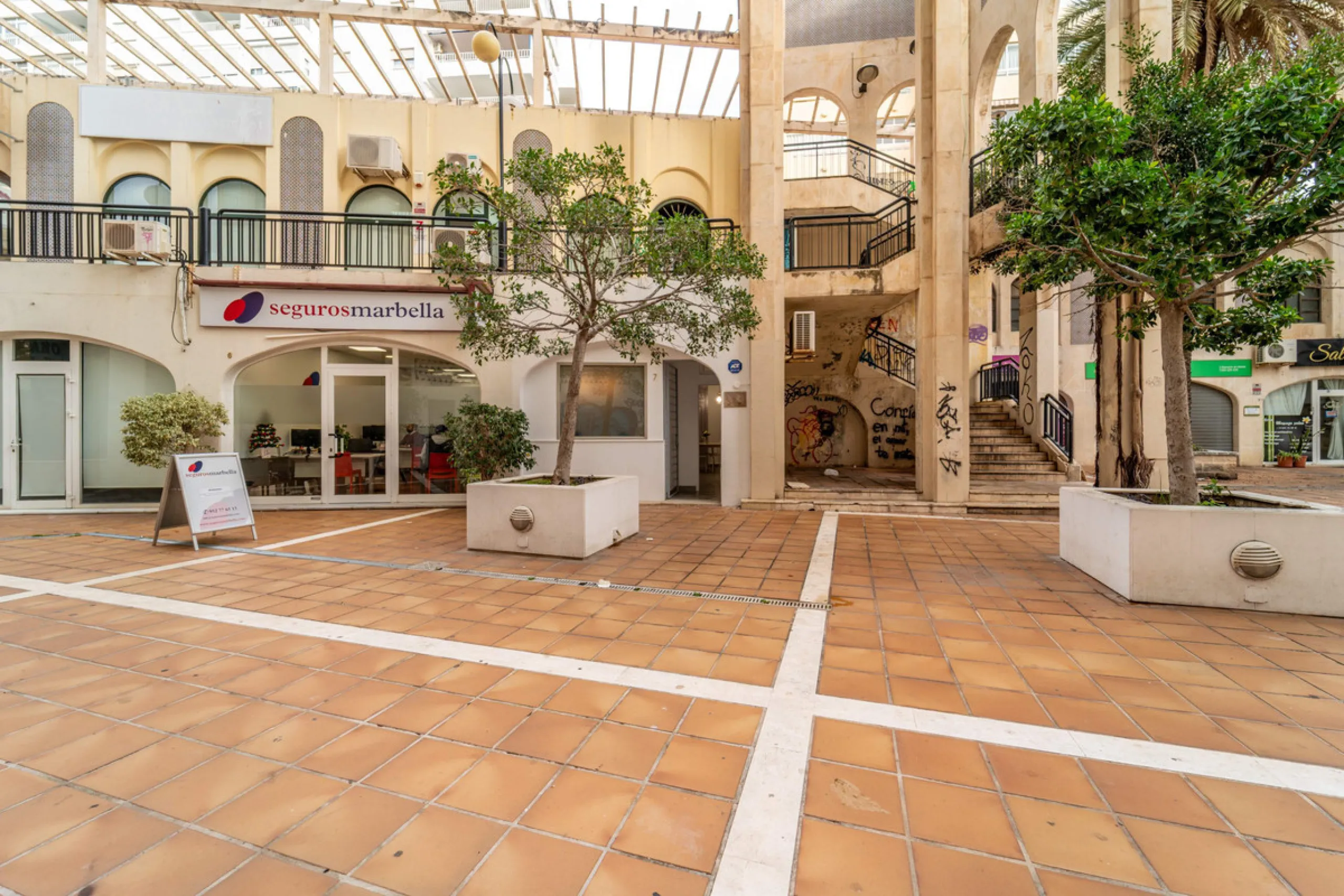 Renovated property for sale in the heart of Marbella, located in a prime area surrounded by all amenities: shops, restaurants, public transport, and leisure areas. Just 600 metres from the beach, offering the perfect Mediterranean lifestyle with everythin